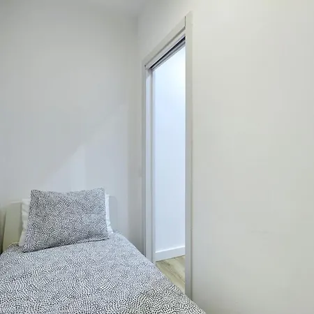 Ro Lively And Bright Apartment Next To Blai St Апартаменты